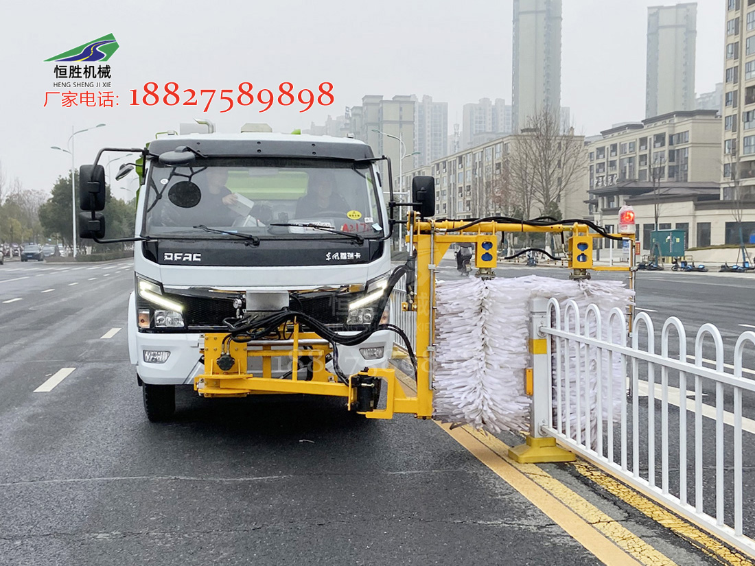 国六城市扫路护栏清洗车 道路中央交通隔离护栏清洗机