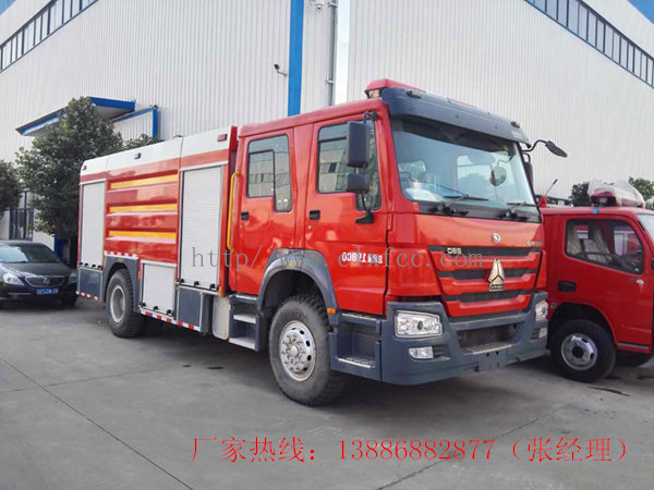 重汽8方干粉泡沫联用消防车