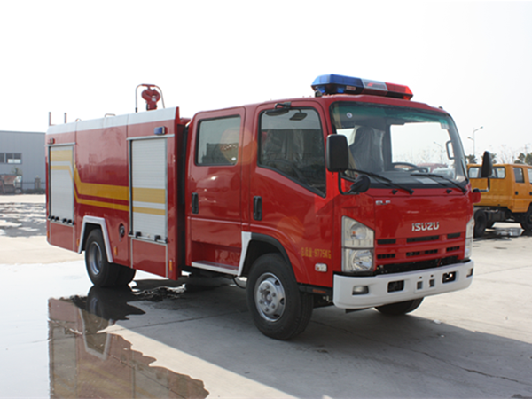 3.5吨五十铃700P泡沫消防车