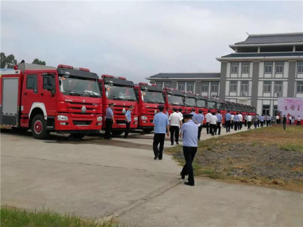 8方重汽水罐消防车