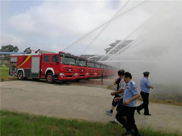 8方重汽水罐消防车