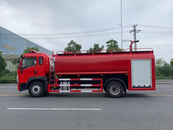 12吨重汽豪沃消防洒水车