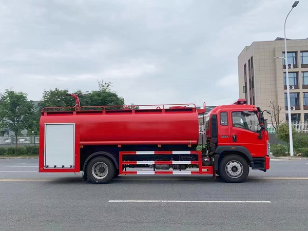 12吨重汽豪沃消防洒水车