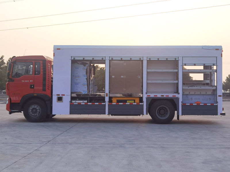 重汽豪沃净水车