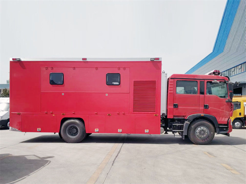 重汽豪沃双排炊事车