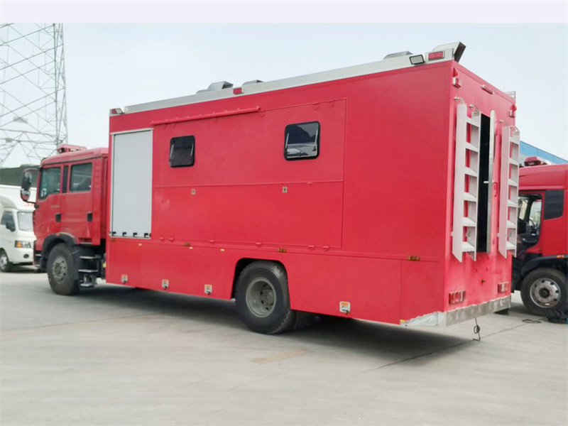 重汽豪沃双排炊事车