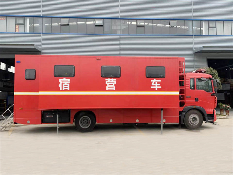 重汽豪沃双拓展宿营车28人