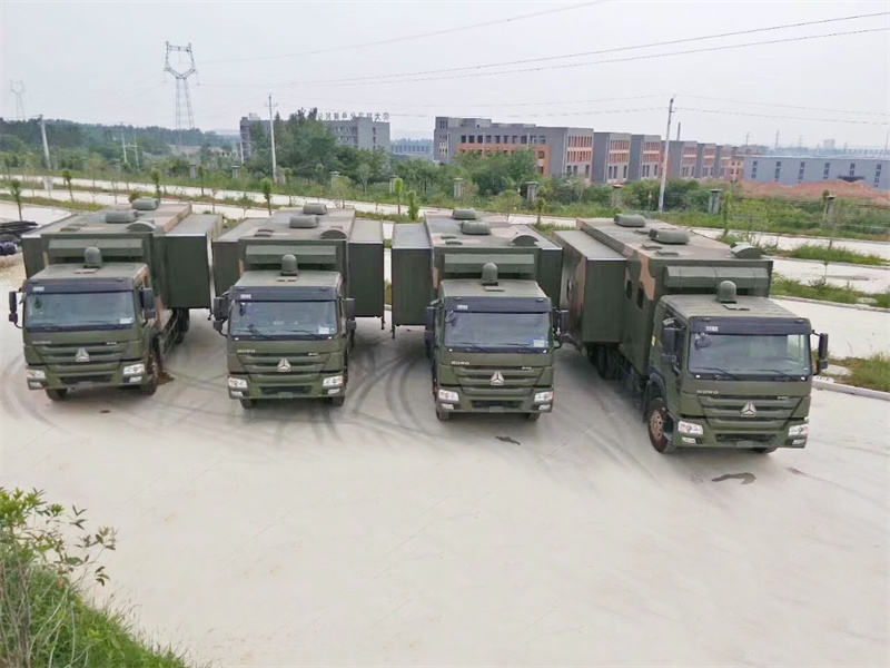 重汽后双桥24-28床位野外宿营车