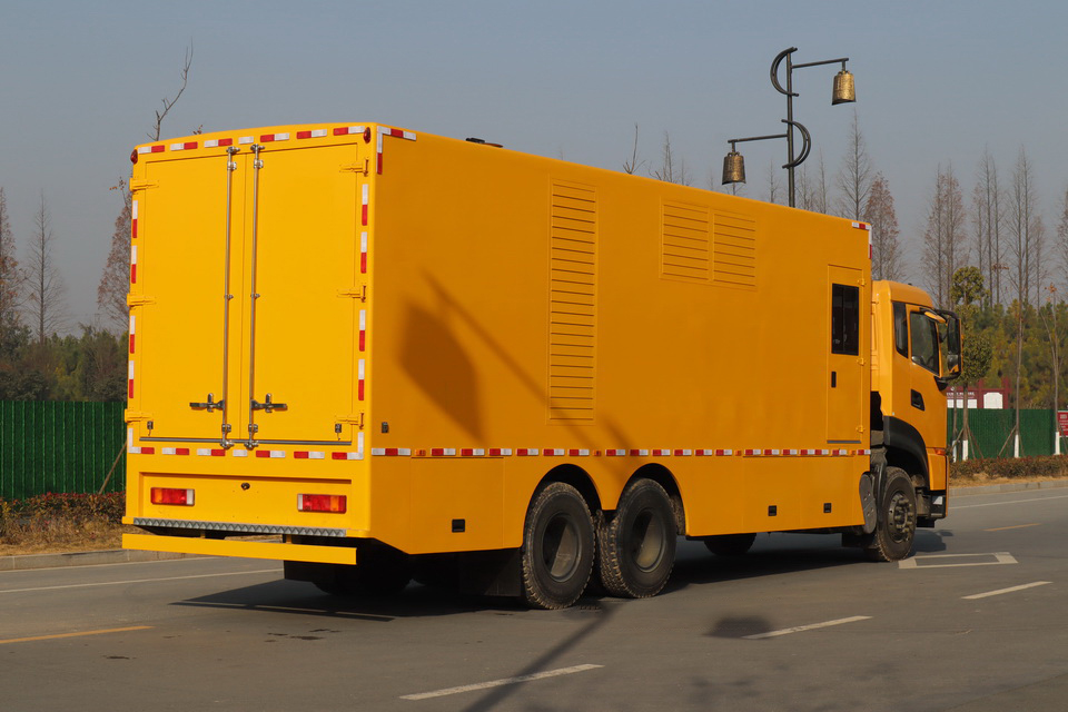东风天龙后双桥电源车带休息室800-1000kw