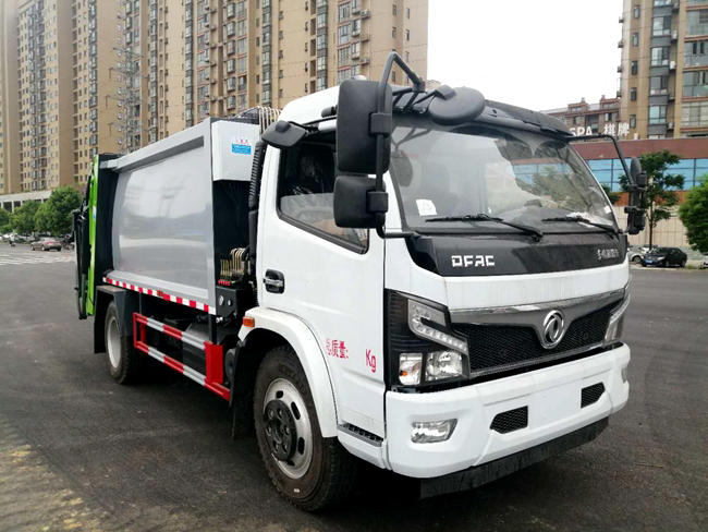 东风大福瑞卡国六8方压缩垃圾车发往重庆