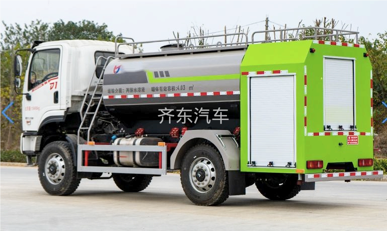 东风小多利卡5方消防洒水车