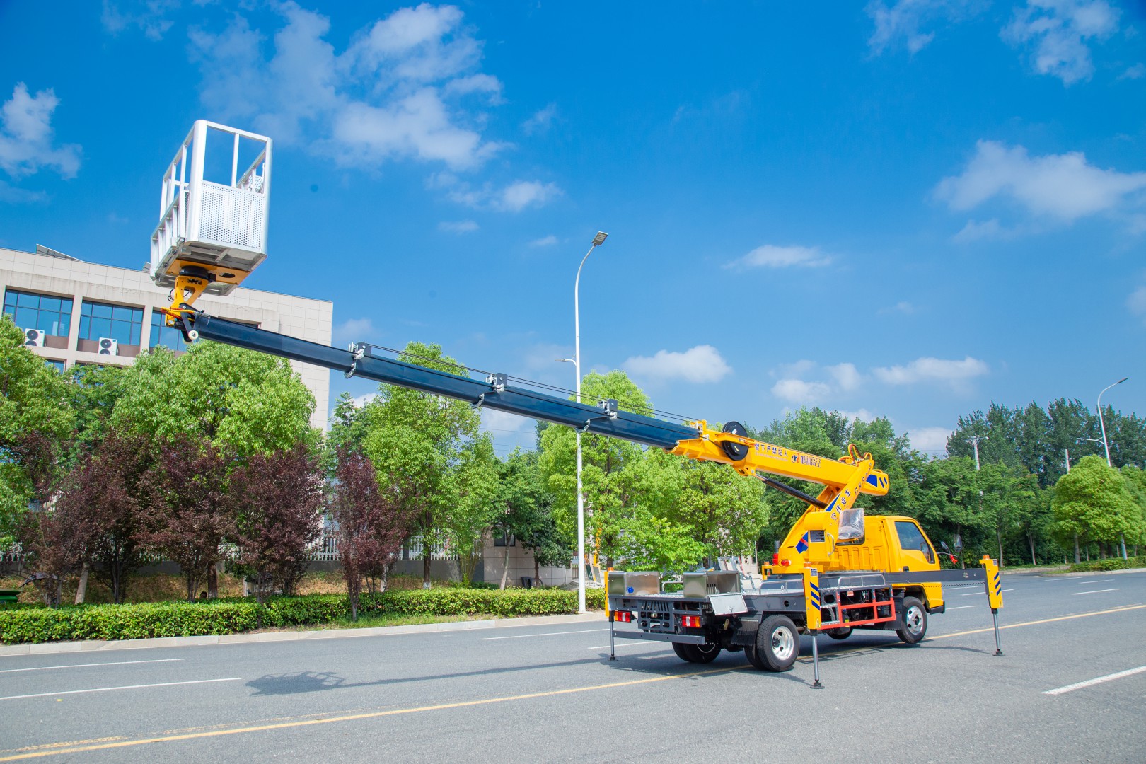 江铃顺达轻量化27米高空作业车