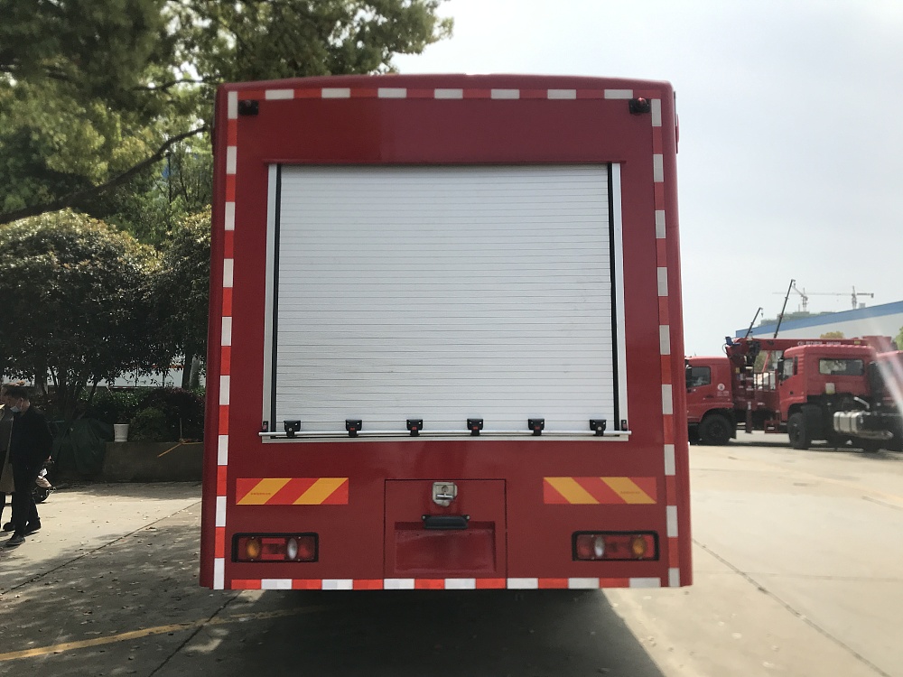 東風(fēng)天錦大流量排水搶險車[3000-4000m3/h]