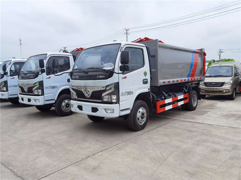 楚勝汽車集團多臺壓縮垃圾車交付現場