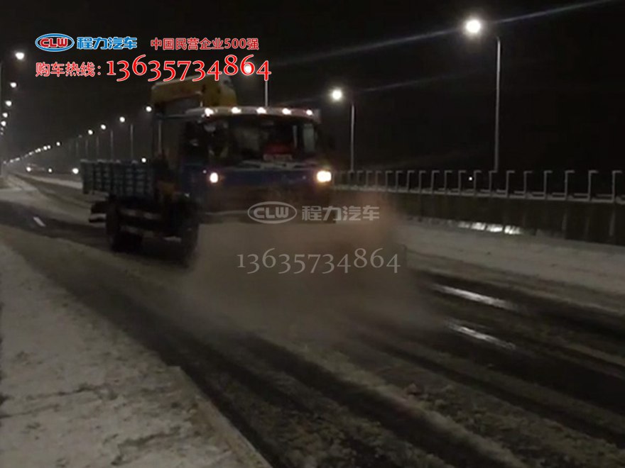 多功能扫雪滚刷夜间工作视频