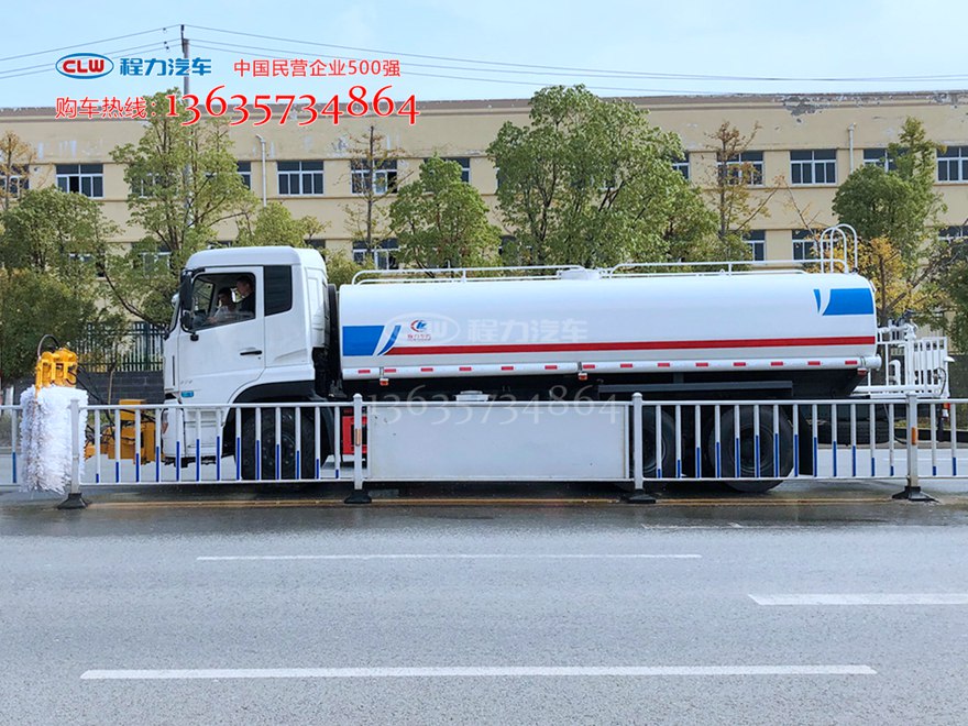 天龙洒水车加装城市围栏/高速防撞板两用清洗机