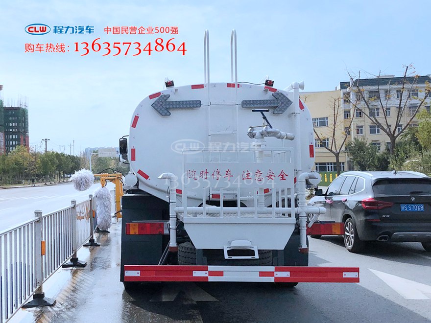 天龙洒水车加装城市围栏/高速防撞板两用清洗机
