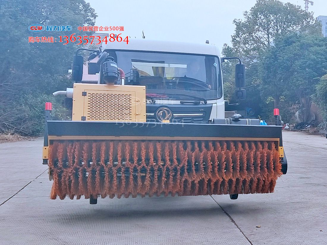 东风天锦洒水车加装自带动力扫雪滚刷