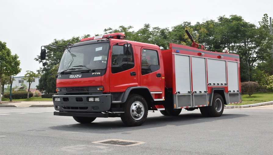消防車廠家新東日專汽為大家講解消防車在冬季行駛如何做好防滑