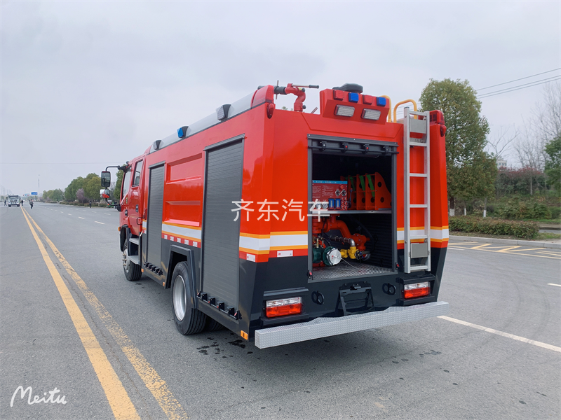 HOWO 8.1吨水罐消防车