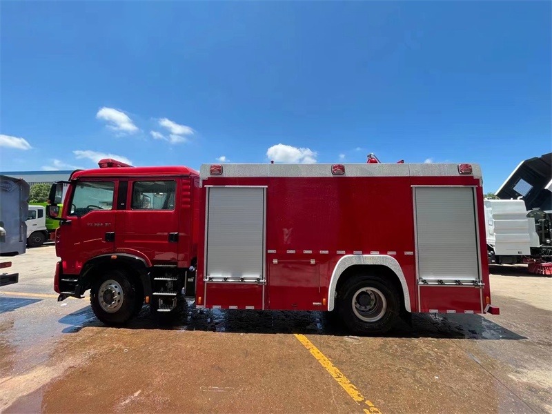 HOWO 8.1吨水罐消防车