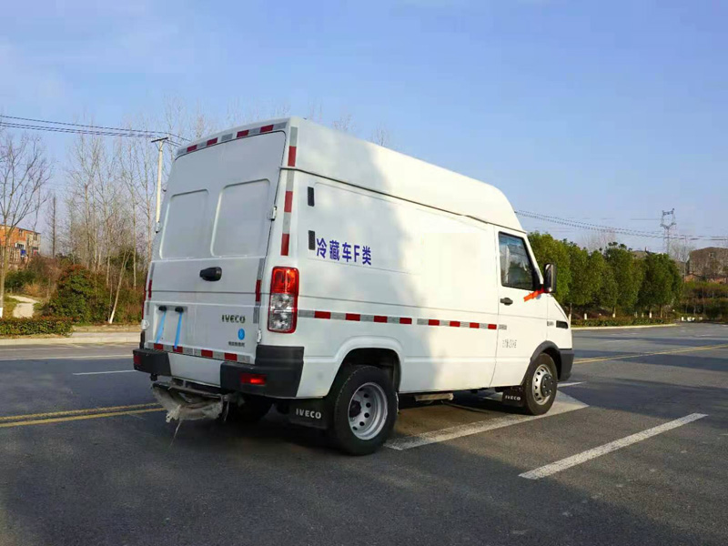 国六南京依维柯V40短轴面包冷藏车