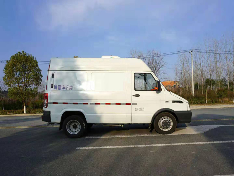 国六南京依维柯V40短轴面包冷藏车