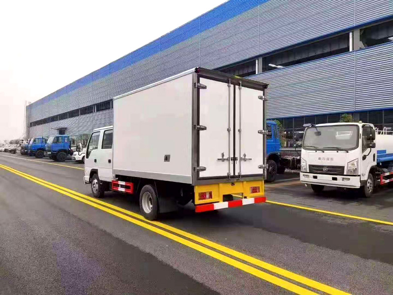 国六五十铃双排座3米1冷藏车