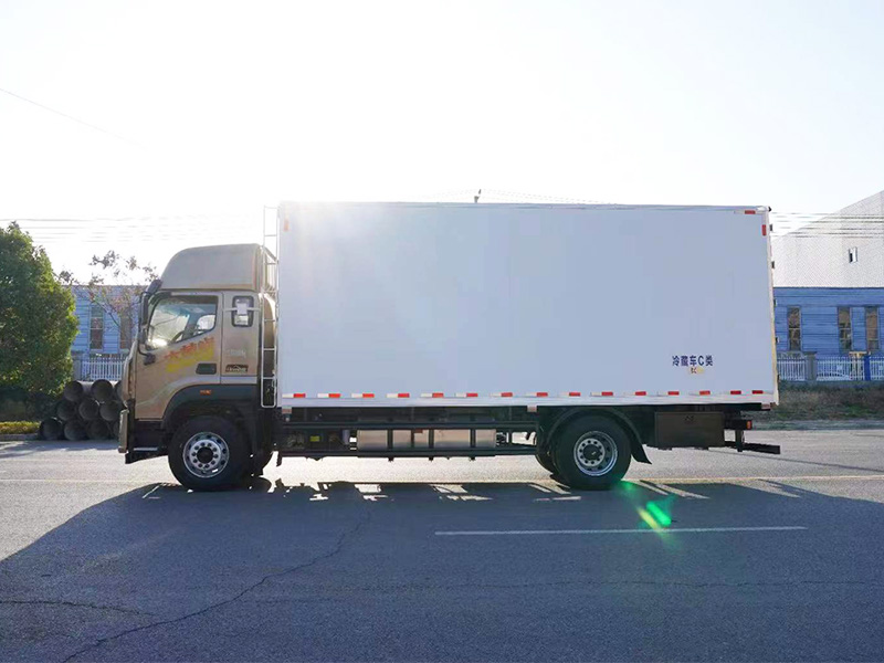 国六福田奥铃大黄蜂7米6冷藏车