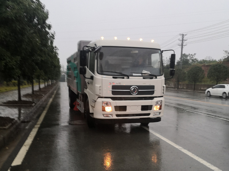 东风纯电动护栏清洗车