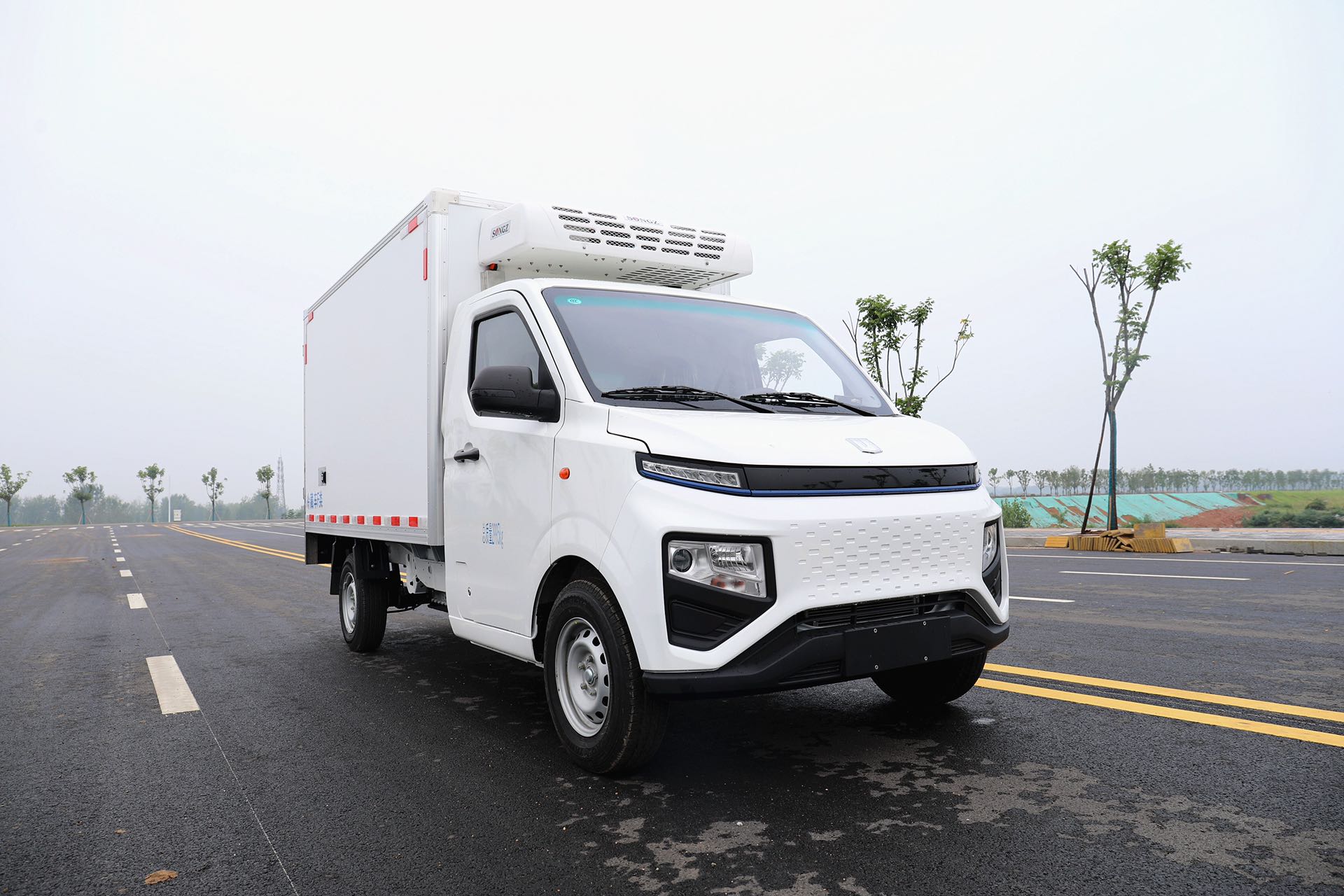 吉利F1E纯电动冷藏车