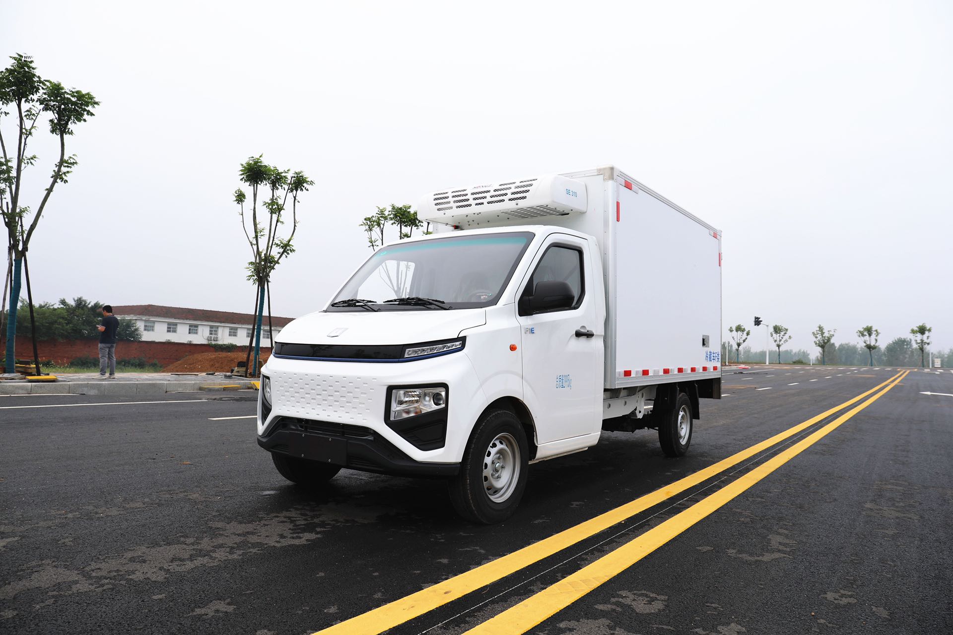 吉利F1E纯电动冷藏车