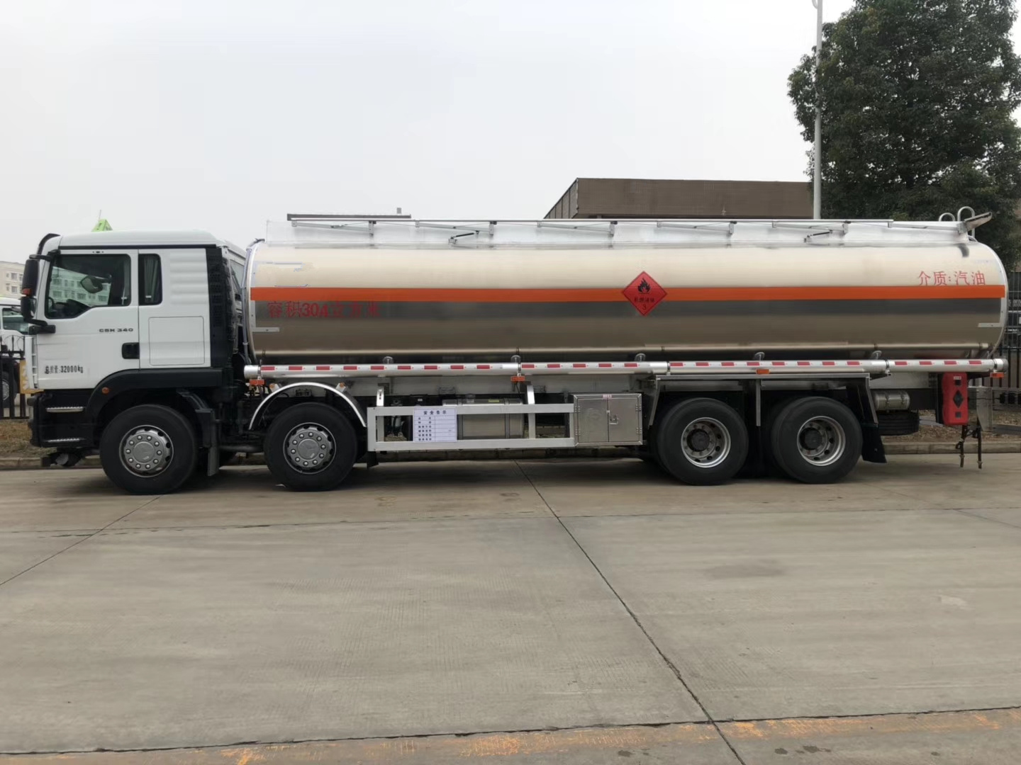 重汽汕德卡铝合金运油车