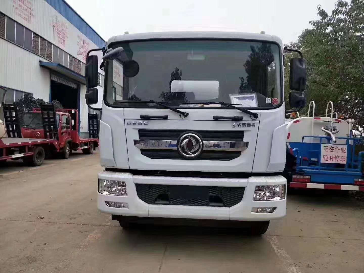 东风D9加油车