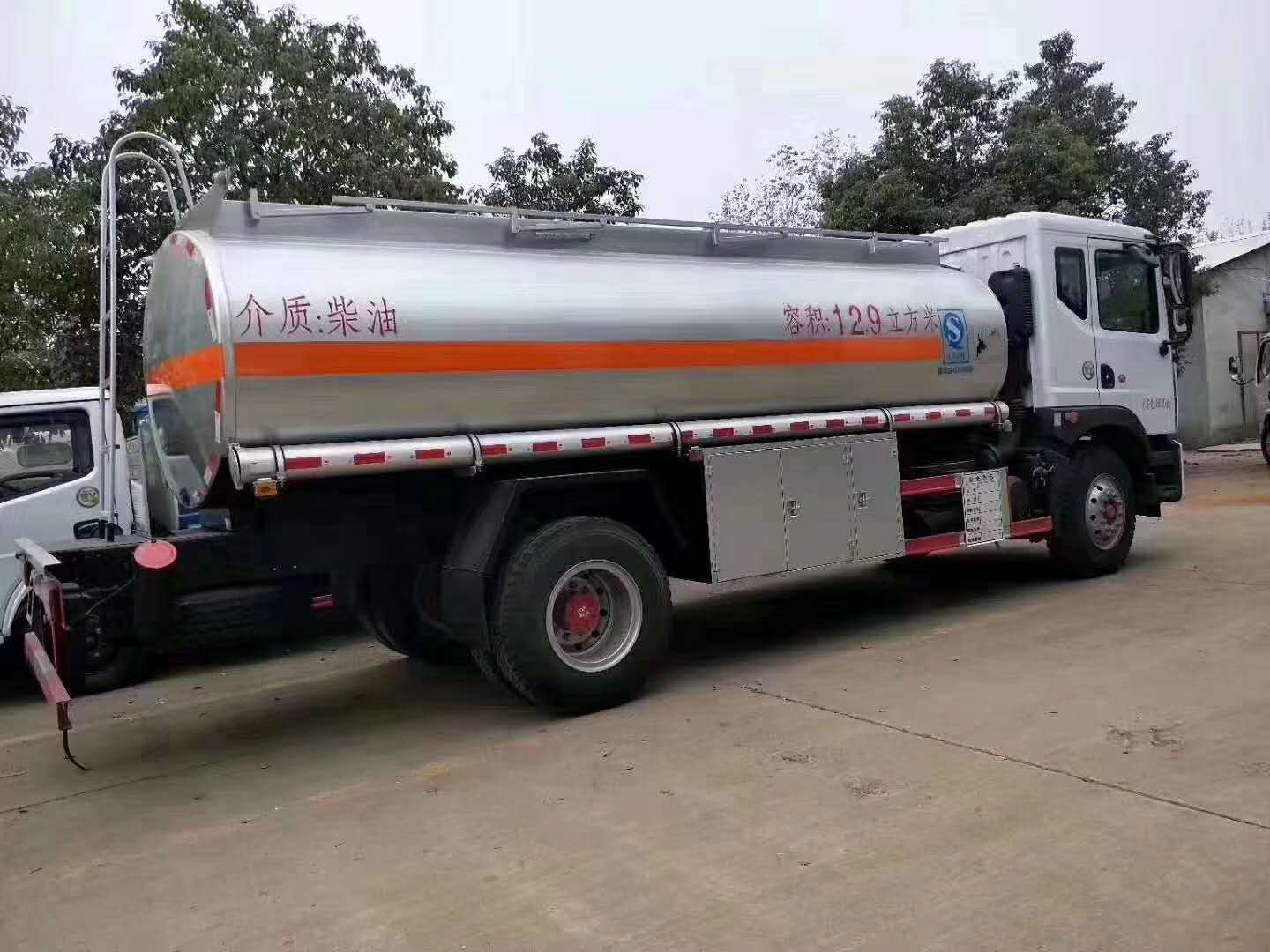 东风D9加油车