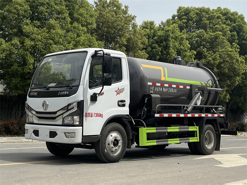 东风多利卡5方吸污车