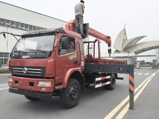 东风T07（可装2~6.3吨吊机）随车起重运输车