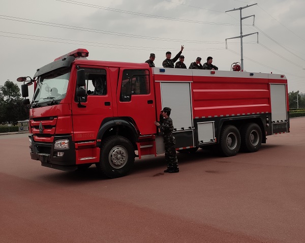 豪沃16噸泡沫消防車