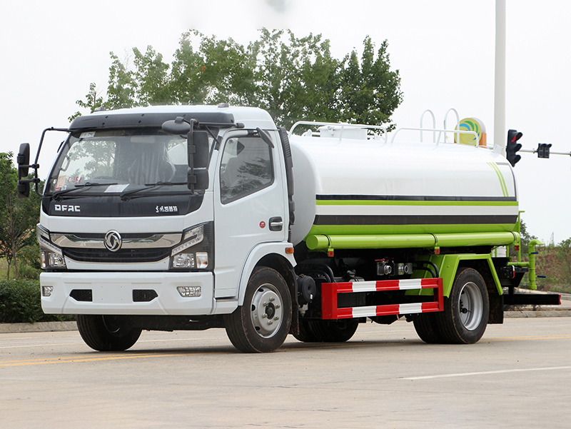 国六大多利卡 9.2吨洒水车