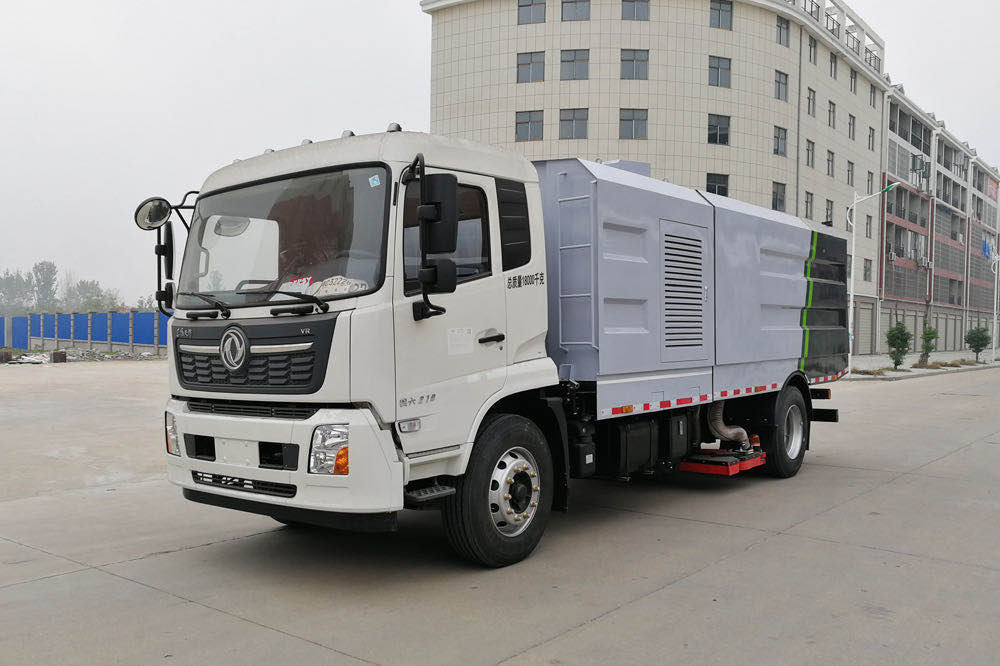 东风天锦吸尘车