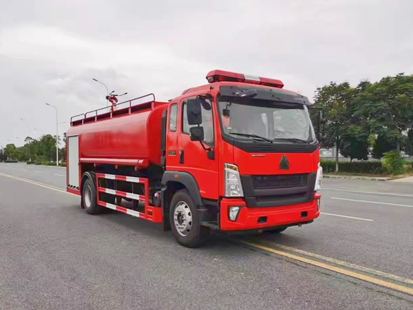 12吨重汽豪沃消防洒水车
