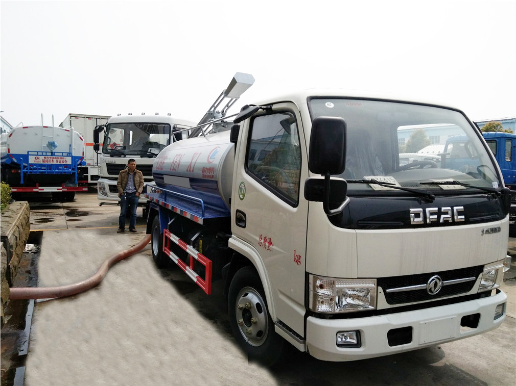 東風(fēng)小多利卡(5方)吸糞車