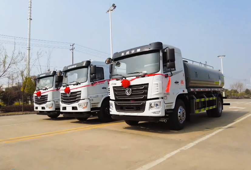 三台洒水车发车